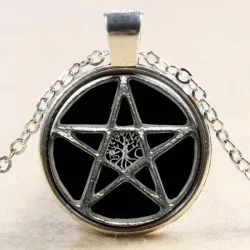 Collier avec pendentif d'arbre de vie et pentagramme disponible dans votre boutique ésotérique Magie Kali