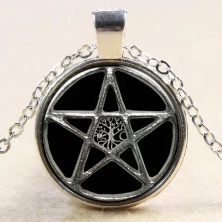 Collier avec pendentif d'arbre de vie et pentagramme disponible dans votre boutique ésotérique Magie Kali