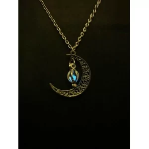Collier lune luminescente pendentif plaqué argent à retrouver dans votre magasin ésotérique en ligne Magie Kali